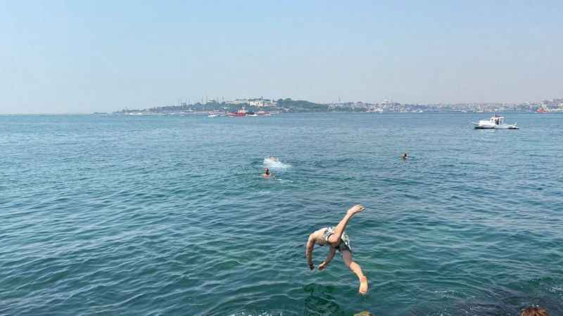 İstanbul'da termometreler 34 dereceyi gördü, vatandaşlar Üsküdar'da denize girdi