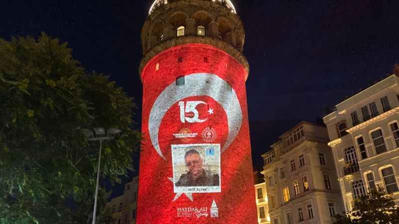 15 Temmuz şehitlerinin fotoğrafı Galata Kulesi'ne yansıtıldı