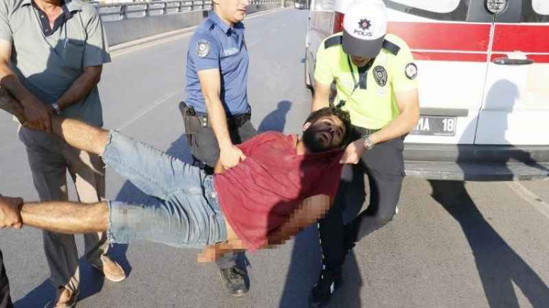 Köprüye çıkıp kendini jiletleyen şahsı polis etkisiz hale getirdi