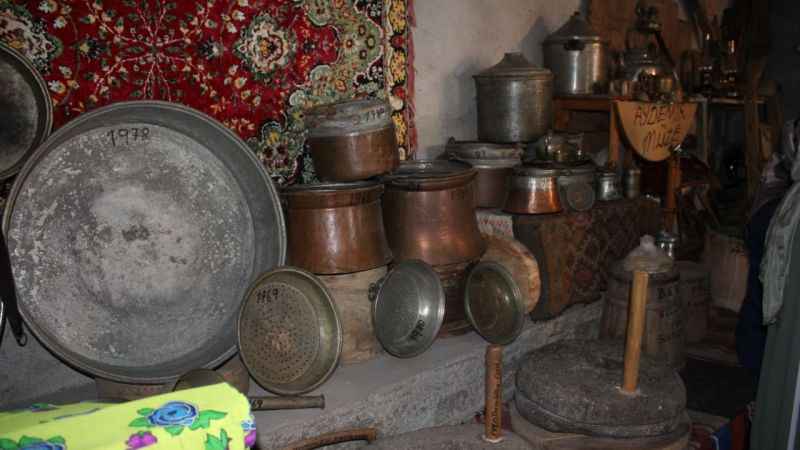 Atmaya kıyamadığı eşyalarla köyde müze kurdu