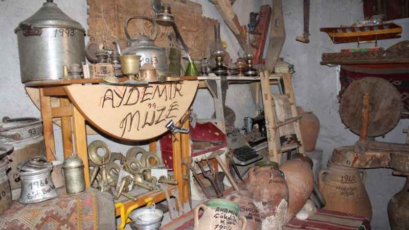 Atmaya kıyamadığı eşyalarla köyde müze kurdu