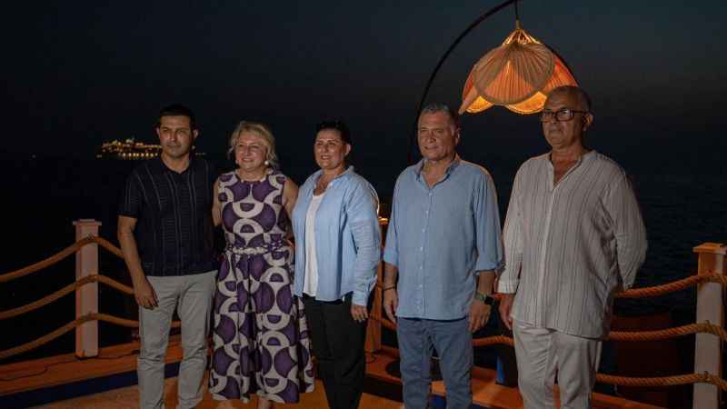 Kuşadası'nda gün batımı ve caz notaları