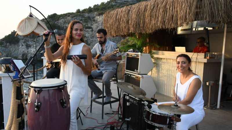 Kuşadası'nda gün batımı ve caz notaları