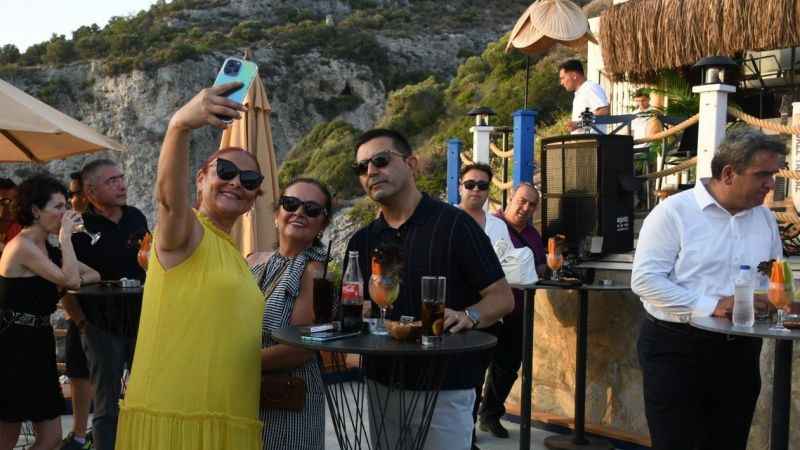 Kuşadası'nda gün batımı ve caz notaları