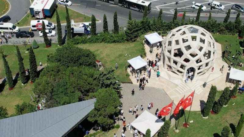 15 Temmuz Şehitler Anıtı’na ziyarete gelenler havadan görüntülendi