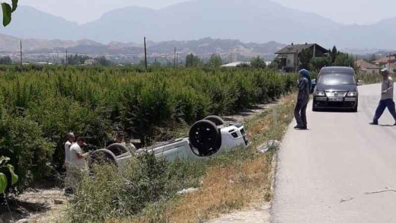 Takla atan otomobil şarampolde ters döndü: 2 yaralı
