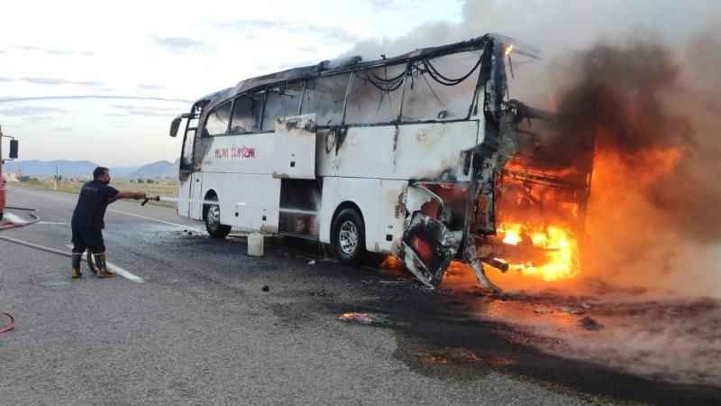 Ağrı'da yolcu otobüsü alev aldı