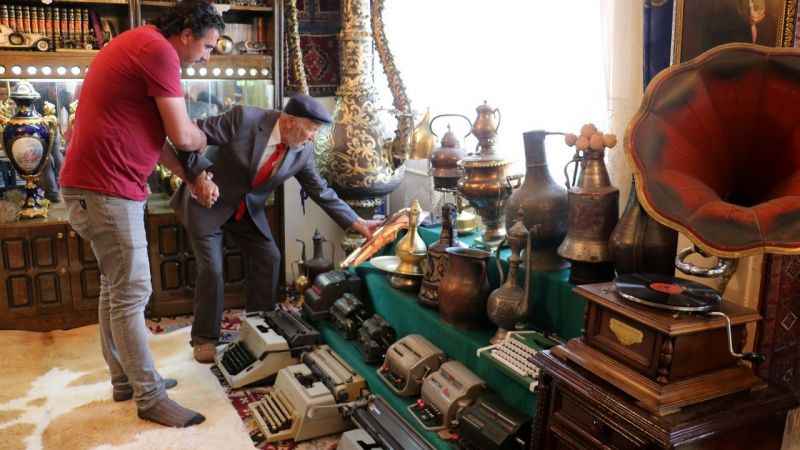 İki katlı evinin üst katını mini müzeye dönüştürdü