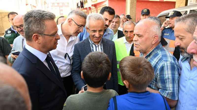 Bakan Uraloğlu'ndan bisikletleri sel sularına kapılan çocuklara sürpriz