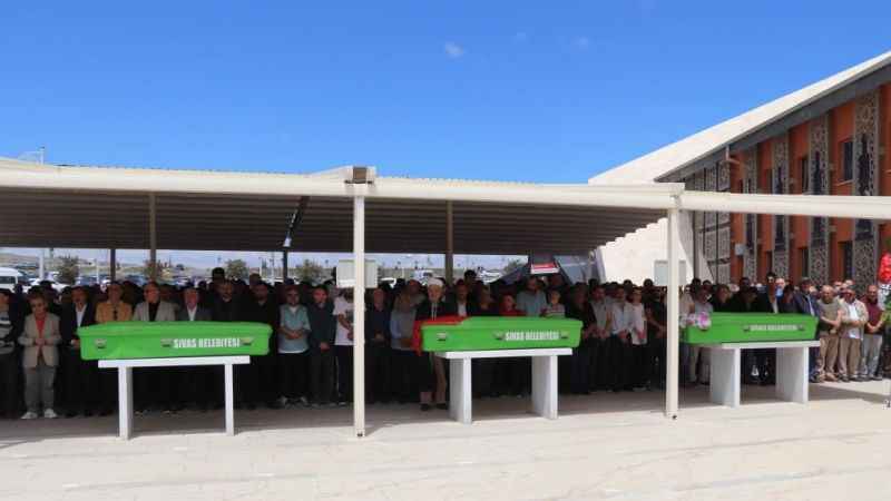 Sivas'taki kazada hayatını kaybeden Abdulkadir Ünsal, Zeynep Ünsal ve Bilge Ünsal defnedildi