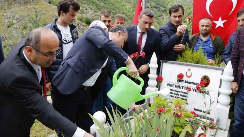 Şehit öğretmen Necmettin Yılmaz kabri başında anıldı