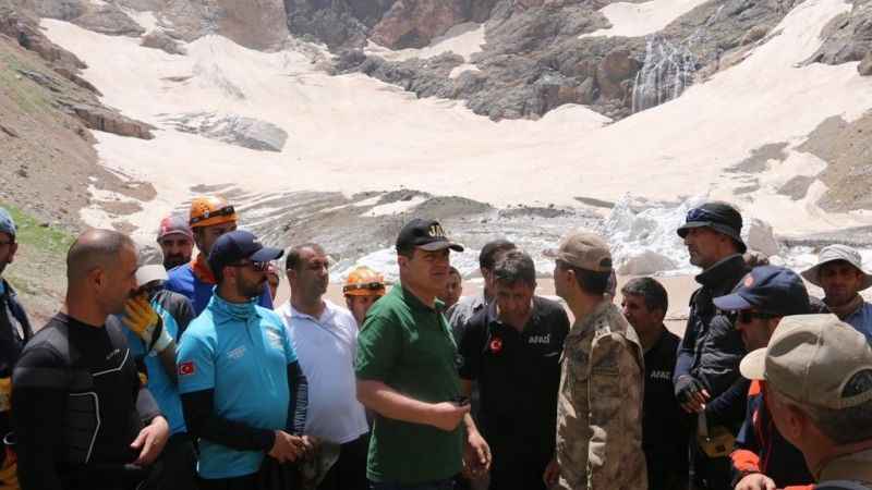 Vali Akbıyık buzul bölgesinde incelemelerde bulundu