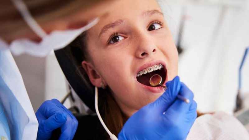 Parmak emme alışkanlığı büyük sorunlara yol açabilir