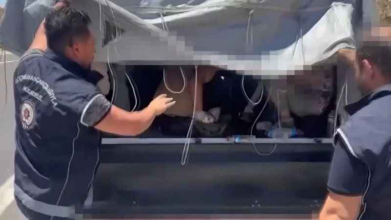 Durdurulan kamyonetin kasasında 43 düzensiz göçmen yakalandı