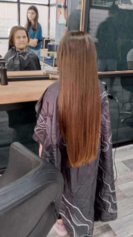 Lösemi hastaları için saçlarını bağışladı