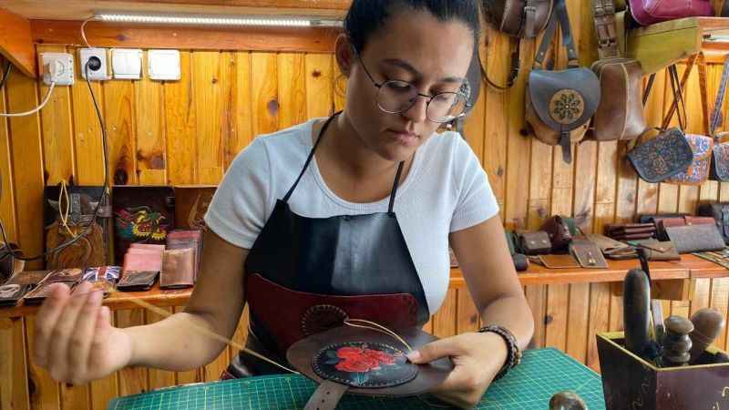 Hobi olarak başladı 19 yaşında atölyesini açtı