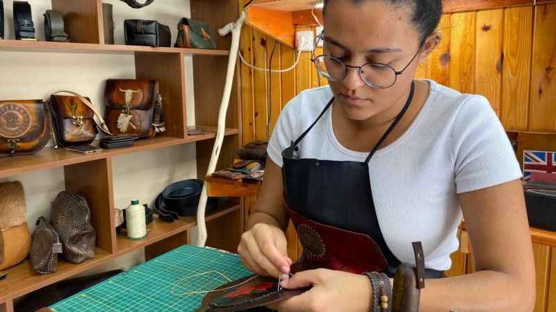 Hobi olarak başladı 19 yaşında atölyesini açtı