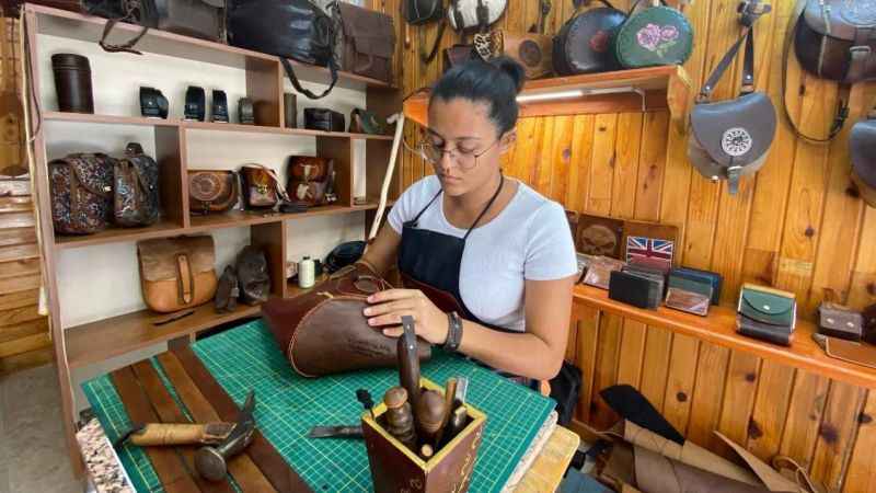 Hobi olarak başladı 19 yaşında atölyesini açtı