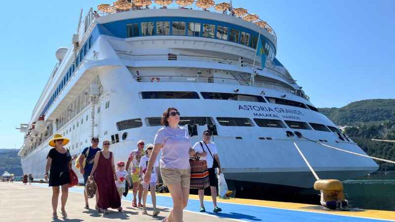 Dev kruvaziyer Amasra Limanında