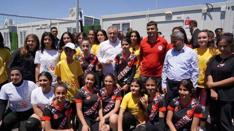 Bakan Bak, Adıyaman’da depremzede gençlerle buluştu