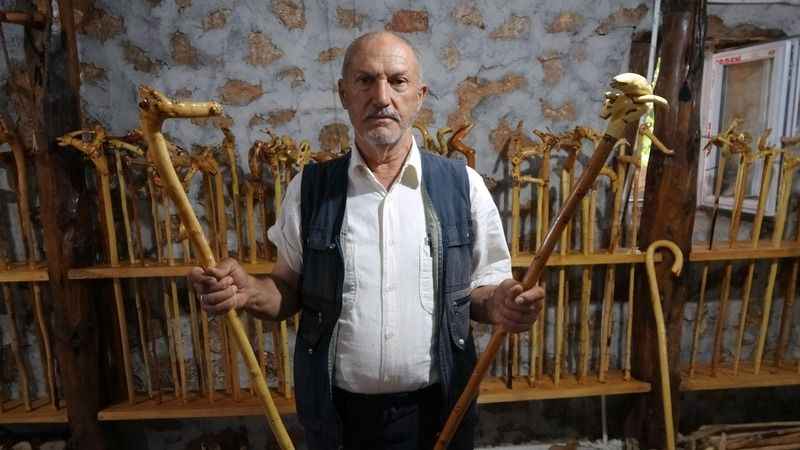 Kurumuş ağaç dalları ve kökleri sanata dönüşüyor