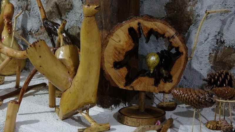 Kurumuş ağaç dalları ve kökleri sanata dönüşüyor