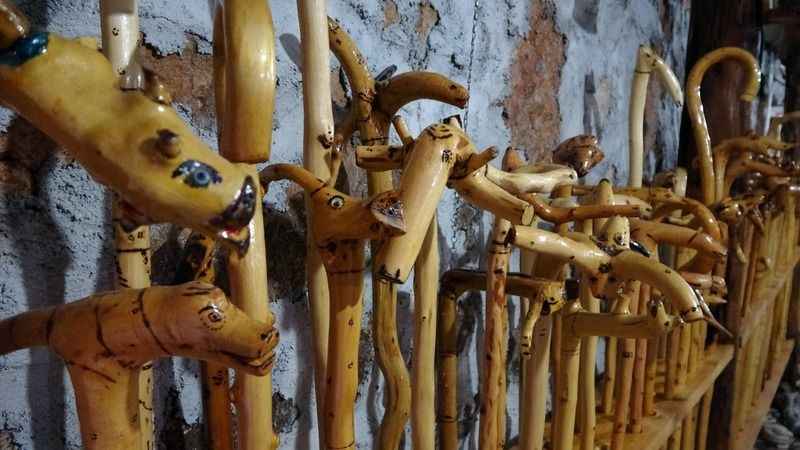 Kurumuş ağaç dalları ve kökleri sanata dönüşüyor