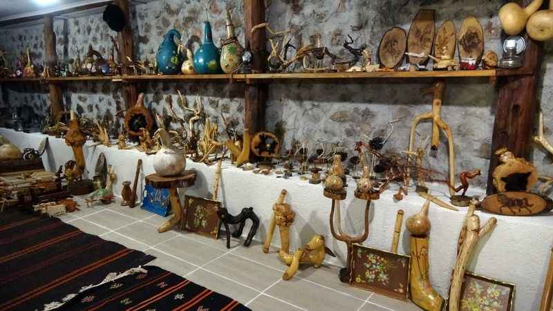 Kurumuş ağaç dalları ve kökleri sanata dönüşüyor