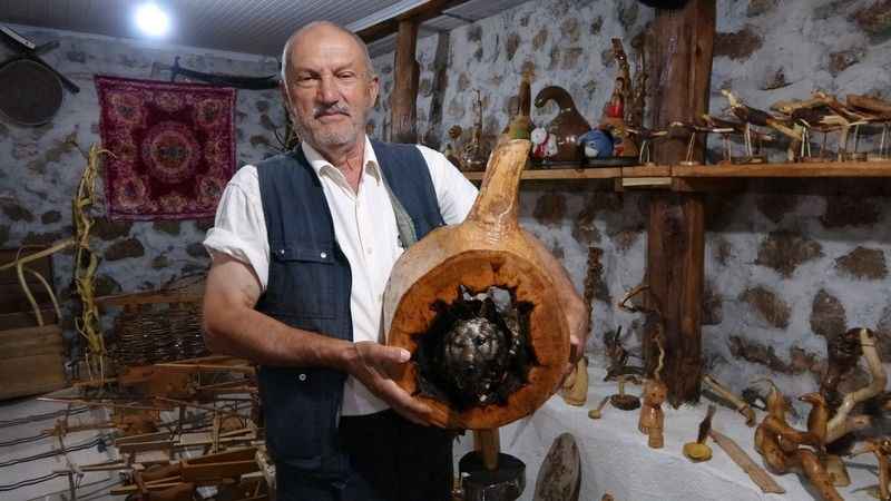 Kurumuş ağaç dalları ve kökleri sanata dönüşüyor