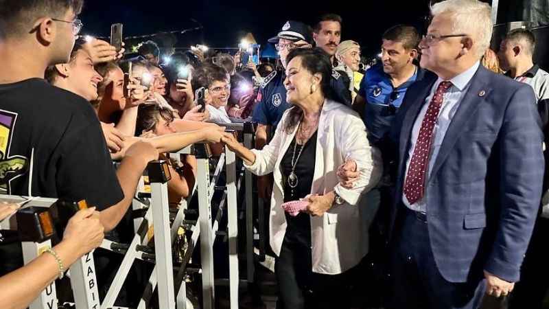 Burhaniye Kitap Fuarı'nda Türkan Şoray rüzgarı