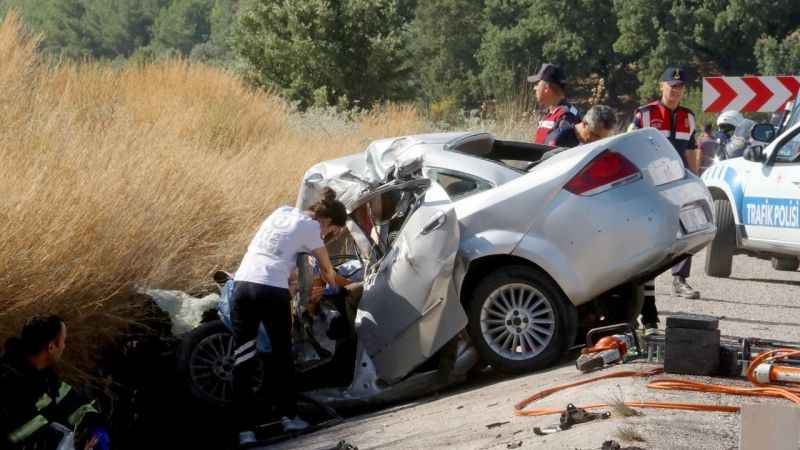 Tuğla yüklü tır ile otomobil çarpıştı: 2 ölü
