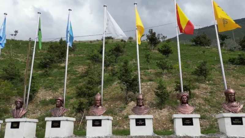 Tortum Şelalesi’ne Türk Büyükleri Anıtı