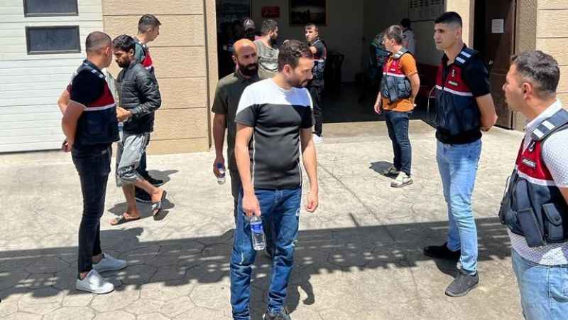 Yasa dışı yollarla ülkeye giren 12 düzensiz göçmen sınır dışı edildi