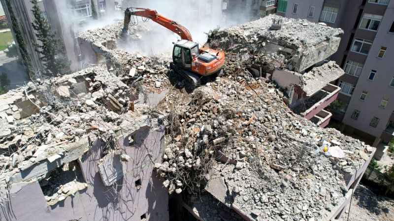 Adana'da yıkılan binalarda dere çakılı kullanılmış