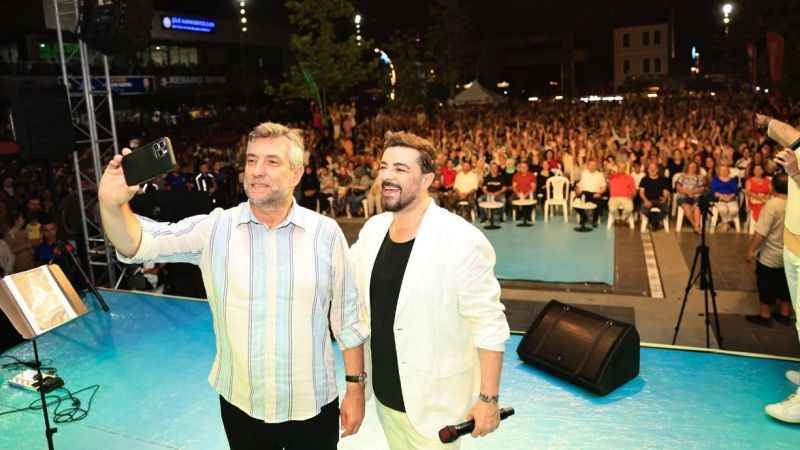 Burak Kut Şilelileri şarkılarıyla coşturdu