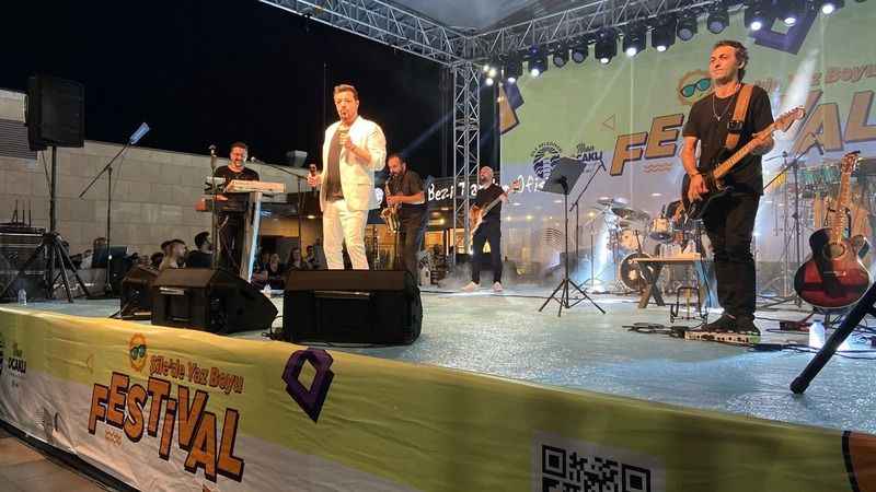 Burak Kut Şilelileri şarkılarıyla coşturdu