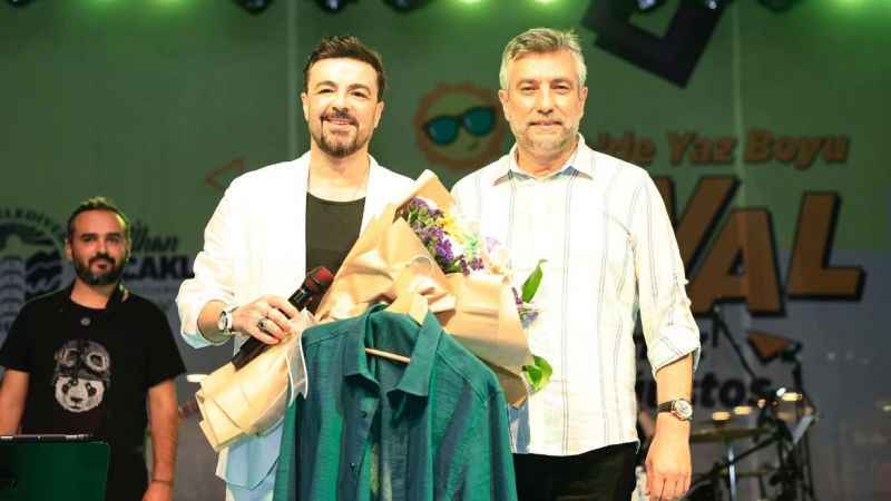 Burak Kut Şilelileri şarkılarıyla coşturdu