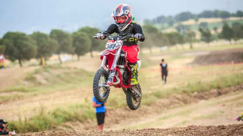 Babasını örnek aldı, 7 yaşında motokrosçu oldu