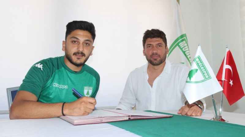 Şampiyon 10 numara Muğlaspor’da Bölgesel Amatör Lig’e şampiyonluk parolasıyla hazırlanan ve birbirinden önemli transferlere imza atan Muğlaspor, beklenen '10 numara'’ transferini gerçekleştirdi. Yeşil beyazlılar, geçtiğimiz sezon Tokat Belediye Plevnespor