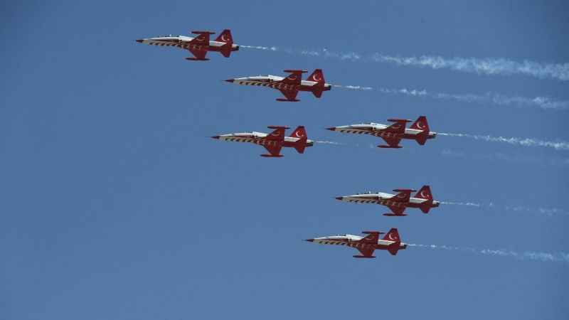 Türk Yıldızları Isparta semalarında nefesleri kesti