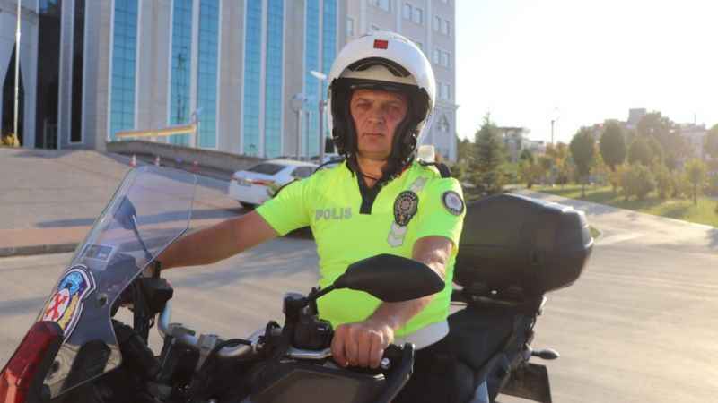 O polis konuştu: "Kendisi gözyaşlarını tutamadı, ben de çok duygulandım"