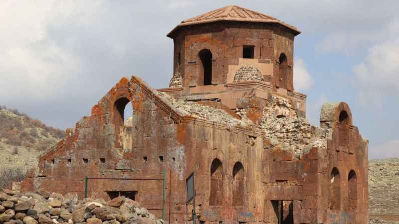 Bin 500 yıllık Kızıl Kilise ziyaretçilerini büyülüyor