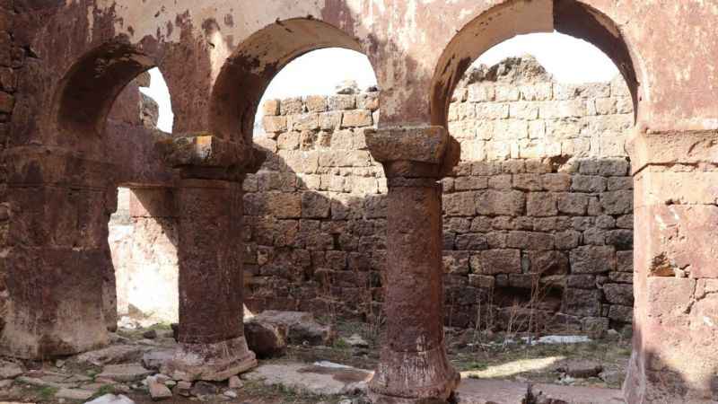Bin 500 yıllık Kızıl Kilise ziyaretçilerini büyülüyor