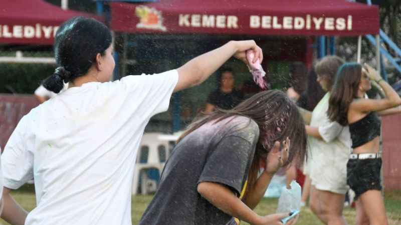 Kemer’de ‘renkli’ festival