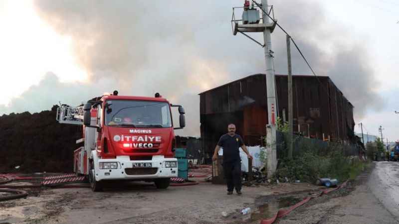 Kocaeli'de geri dönüşüm fabrikasında çıkan yangın kontrol altına alındı