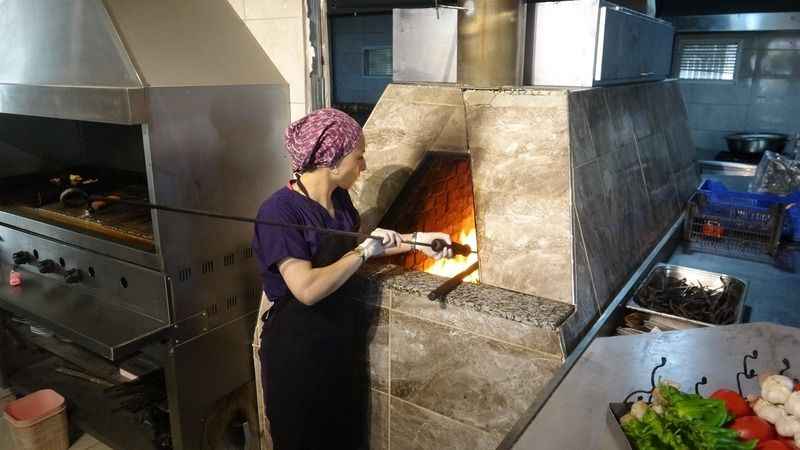 Tokat kebabının tek kadın ustası