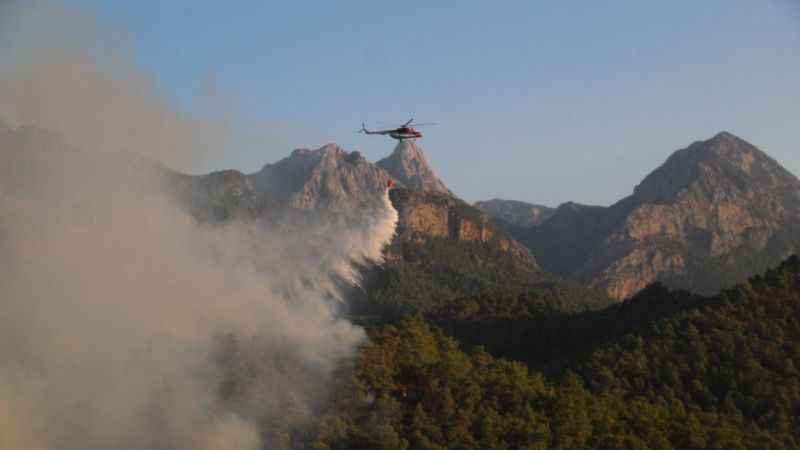 Turizm merkezi Kemer'deki orman yangınına havadan müdahale başladı