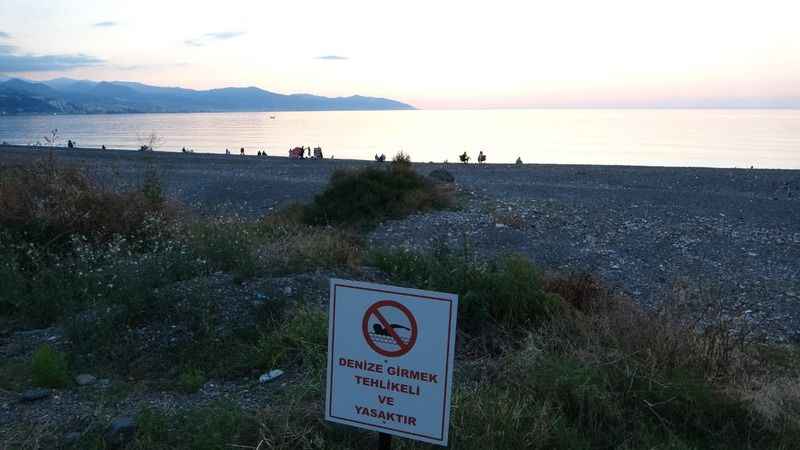 Yasak tabelasına rağmen yine de giriyorlar