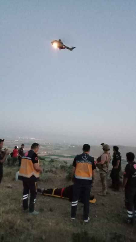 Gezmeye çıktığı dağda mahsur kalan kişi askeri helikopterle kurtarıldı