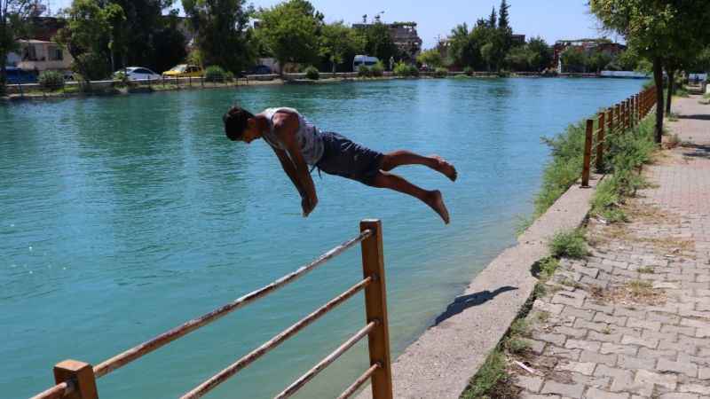 Çocukları aşırı sıcaklarda dışarı çıkarmayın